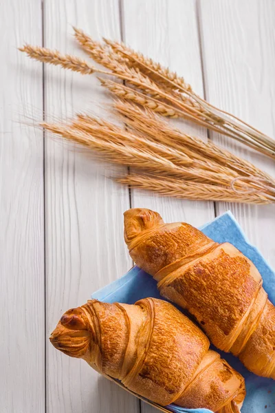 Croissants e espigas de trigo — Fotografia de Stock