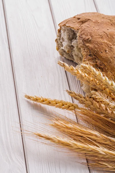 Fatia de pão e espigas de trigo — Fotografia de Stock