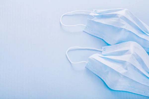 İki tek kullanımlık maske