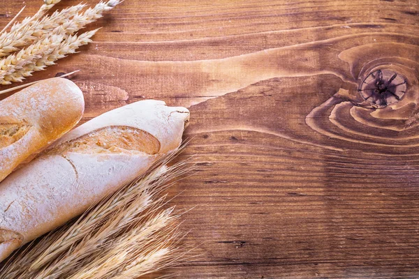 Orelhas de trigo e baguetes — Fotografia de Stock