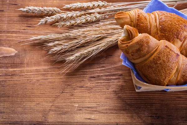 Croissants dans un panier en osier — Photo