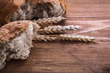 Dilimlenmiş ekmek ve kulakları çavdar