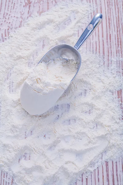 Scoop with flour on desk — Stock Photo, Image