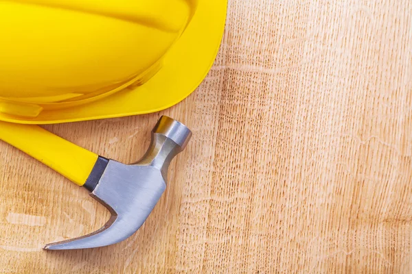Yellow hardhat and claw hammer — Stock Photo, Image