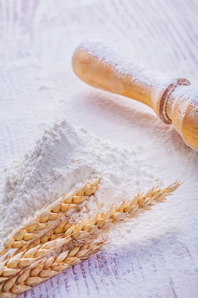 Kłosy pszenicy na białej mąki — Zdjęcie stockowe