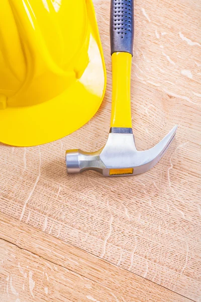 Yellow hardhat and claw hammer Royalty Free Stock Photos