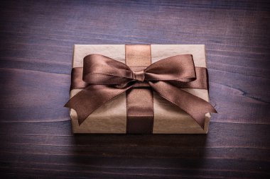Kahverengi yay ile klasik giftbox