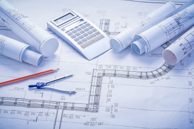 Beyaz planları ve hesap makinesi kadar haddelenmiş