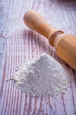 Ahşap oklava ve un yığını