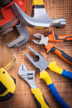 Ahşap tahta üzerinde o f araçları seti