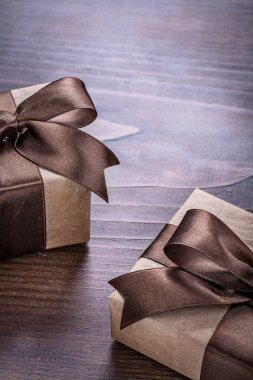 Kahverengi şeritler iki vintage hediye kutuları