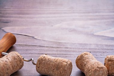 Şampanya ahşap tahta üzerinde mantarlar