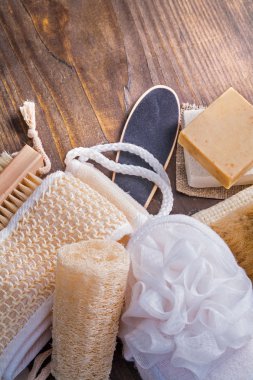 Banyo malzemeleri ahşap tahta üzerinde