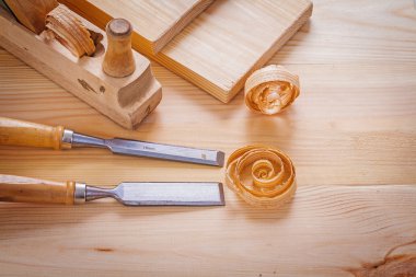 Tablo üzerinde ağaç işleme aletleri