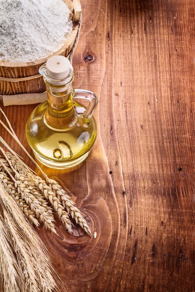 Oleje, lžíce mouky, uši pšenice — Stock fotografie