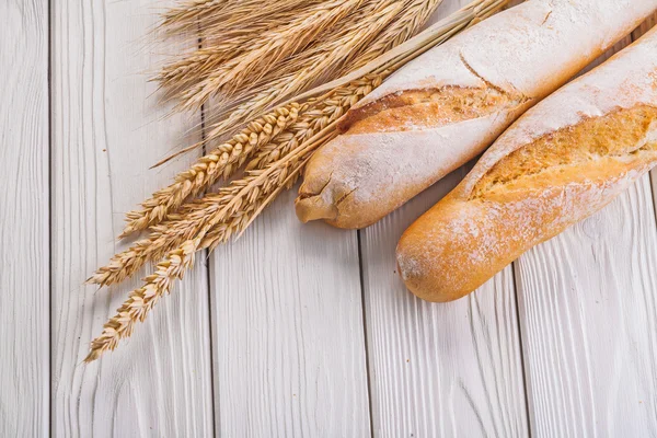 Duas baguetes, espigas de trigo e centeio — Fotografia de Stock