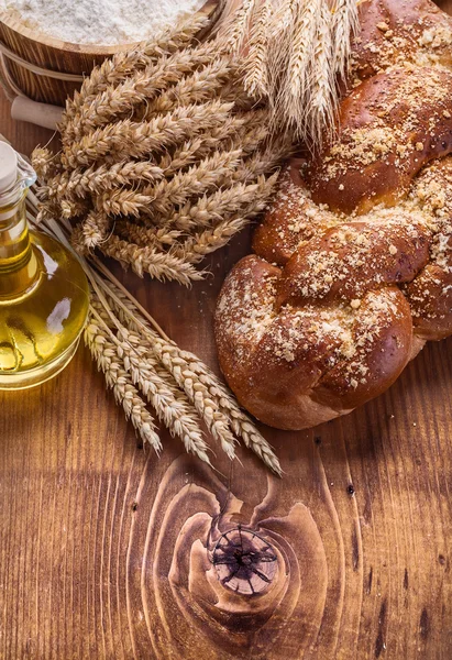Bread, oil, wheat ears and flour — Stock Photo, Image