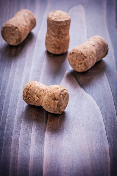 Tappi di champagne su tavola di legno — Foto Stock