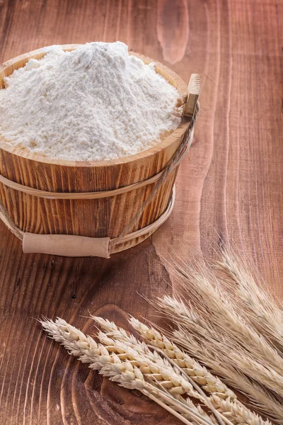 Farina in secchio di legno e spighe di grano — Foto Stock