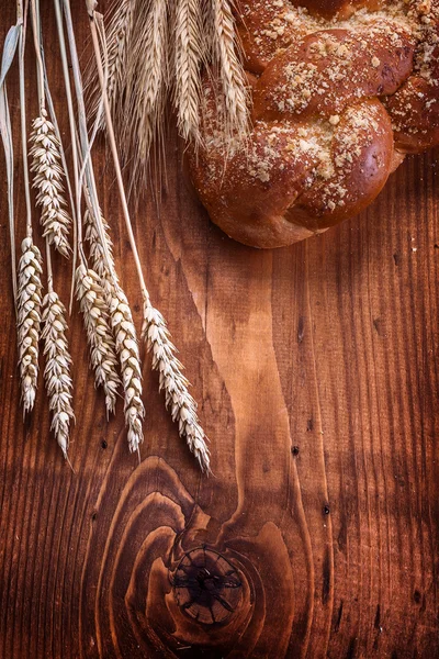 Pão de espiga e espigas de trigo — Fotografia de Stock