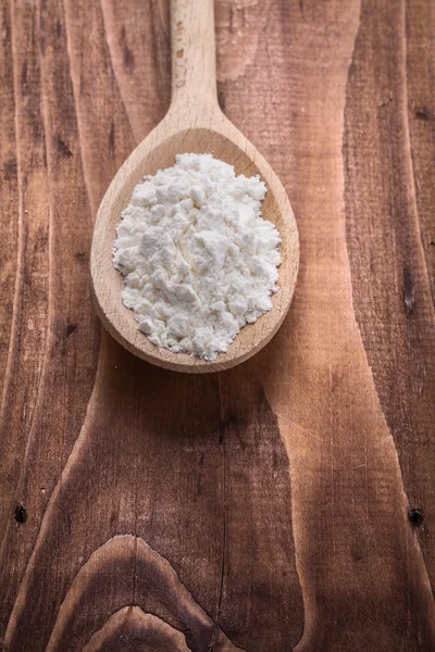 自然な小麦粉でスプーン — ストック写真