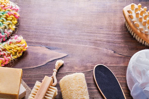 Accesorios para baño sobre tabla de madera —  Fotos de Stock