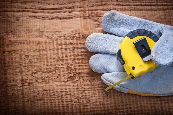 Tapeline amarillo en guante protector — Foto de Stock