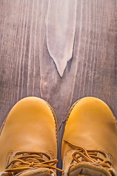 Blick auf Arbeitsstiefel auf Holzbrett — Stockfoto