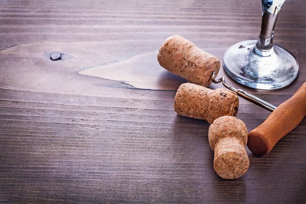 Korkenzieher in Champagnerkorken und Weinglas gedreht — Stockfoto