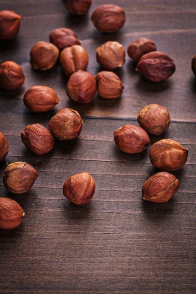 Núcleos de avellana sobre tabla de madera — Foto de Stock