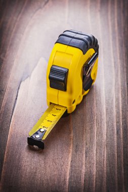 Ahşap tahta üzerinde sarı tapeline