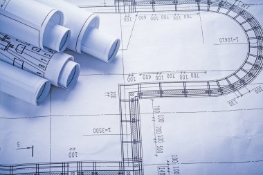 Beyaz haddelenmiş planları yığını