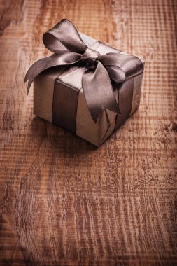 Vintage kağıt hediye kutusu kahverengi yay ile
