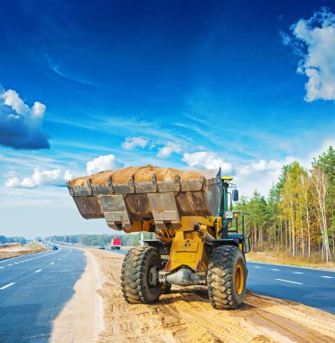 Kepçe kum dolu ile Wheelloader