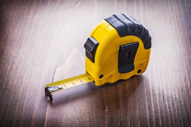 Ahşap tahta üzerinde sarı tapeline