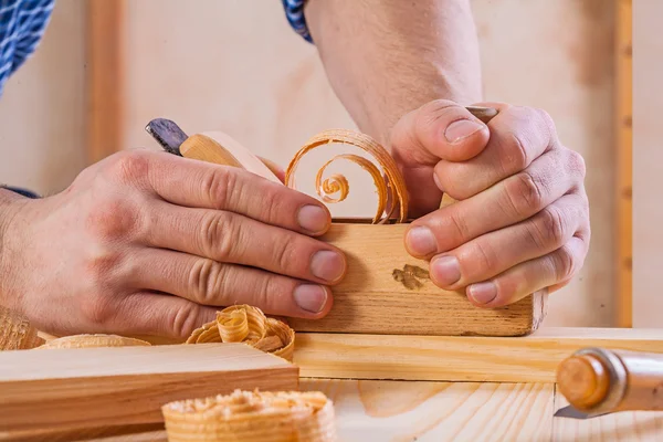 木工平面と大工の手 — ストック写真