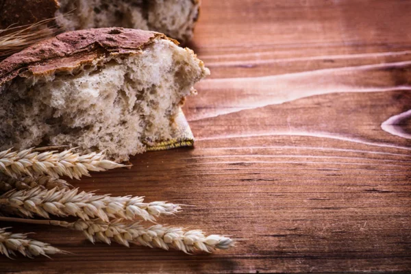 Sliced bread and ears of rye — Stock Photo, Image