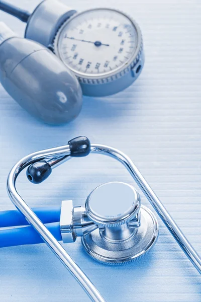 Stetoskop i monitor ciśnienia krwi — Zdjęcie stockowe