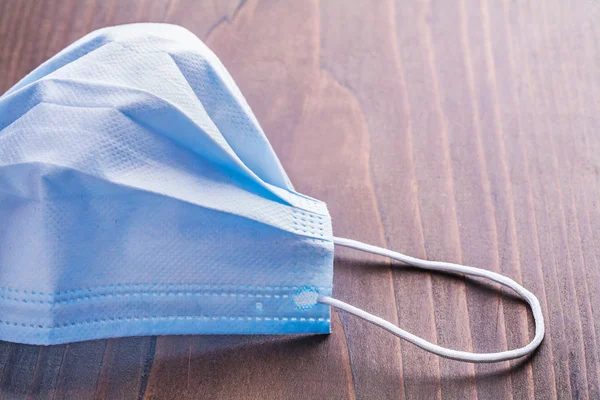 Antika ahşap tahta üzerinde ameliyat maskesi