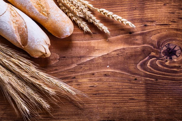 Duas espigas de baguete de trigo — Fotografia de Stock