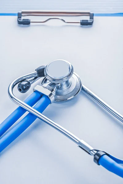 Stethoscope on clipboard with blank sheet of paper — Stock Photo, Image