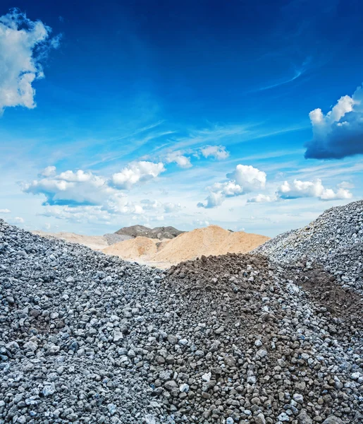 Stapels van grijs graniet grind — Stockfoto