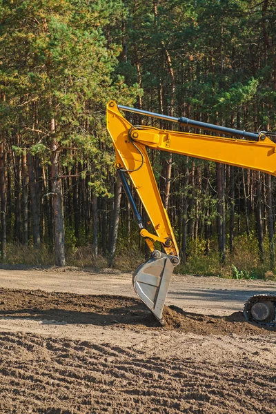 Exkavator a föld, erdő — Stock Fotó