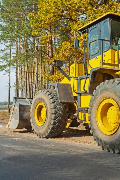 Wheelloader yol kenarına yakınındaki ormanda — Stok fotoğraf