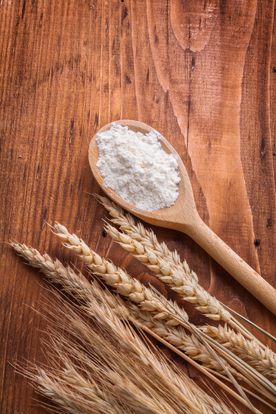 Деревянная ложка с белой мукой
