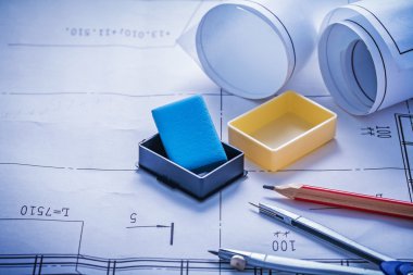 Kalem, Pusula, silgi ve haddelenmiş planları