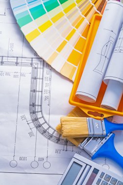 Boya fırçaları, hesap makinesi, haddelenmiş taslakları