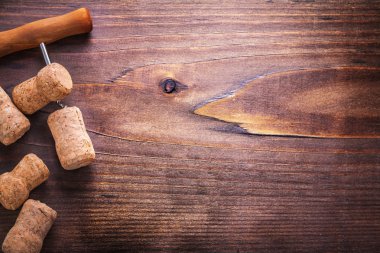 Şampanya ve tirbuşon mantarlar