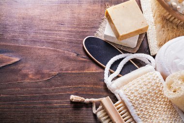 Ahşap kurullarında banyo öğeler kümesi.