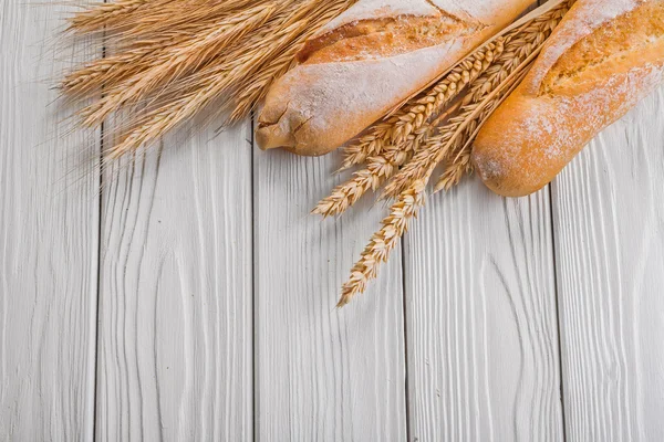 Baguetes e espigas de centeio de trigo — Fotografia de Stock